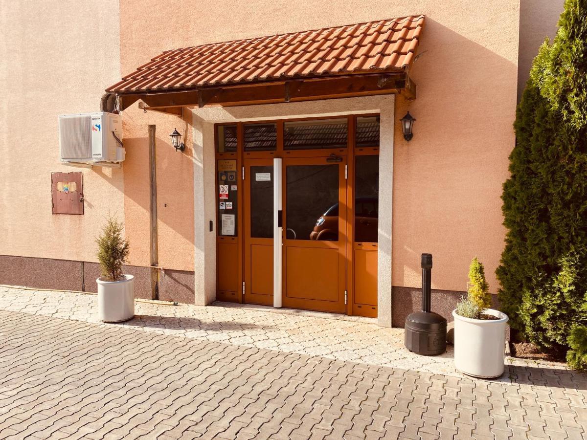 Rusovsky Penzion Bratislava Buitenkant foto