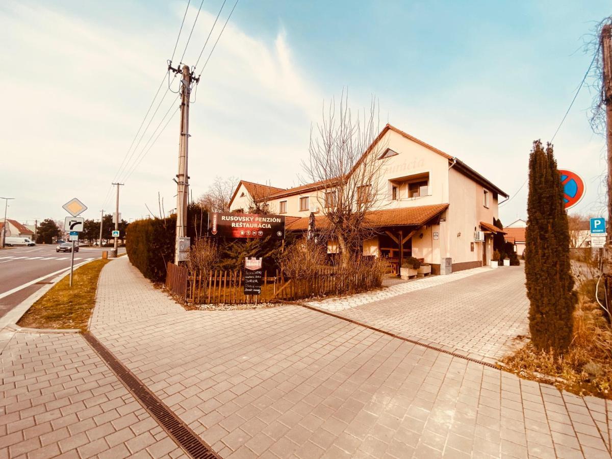 Rusovsky Penzion Bratislava Buitenkant foto