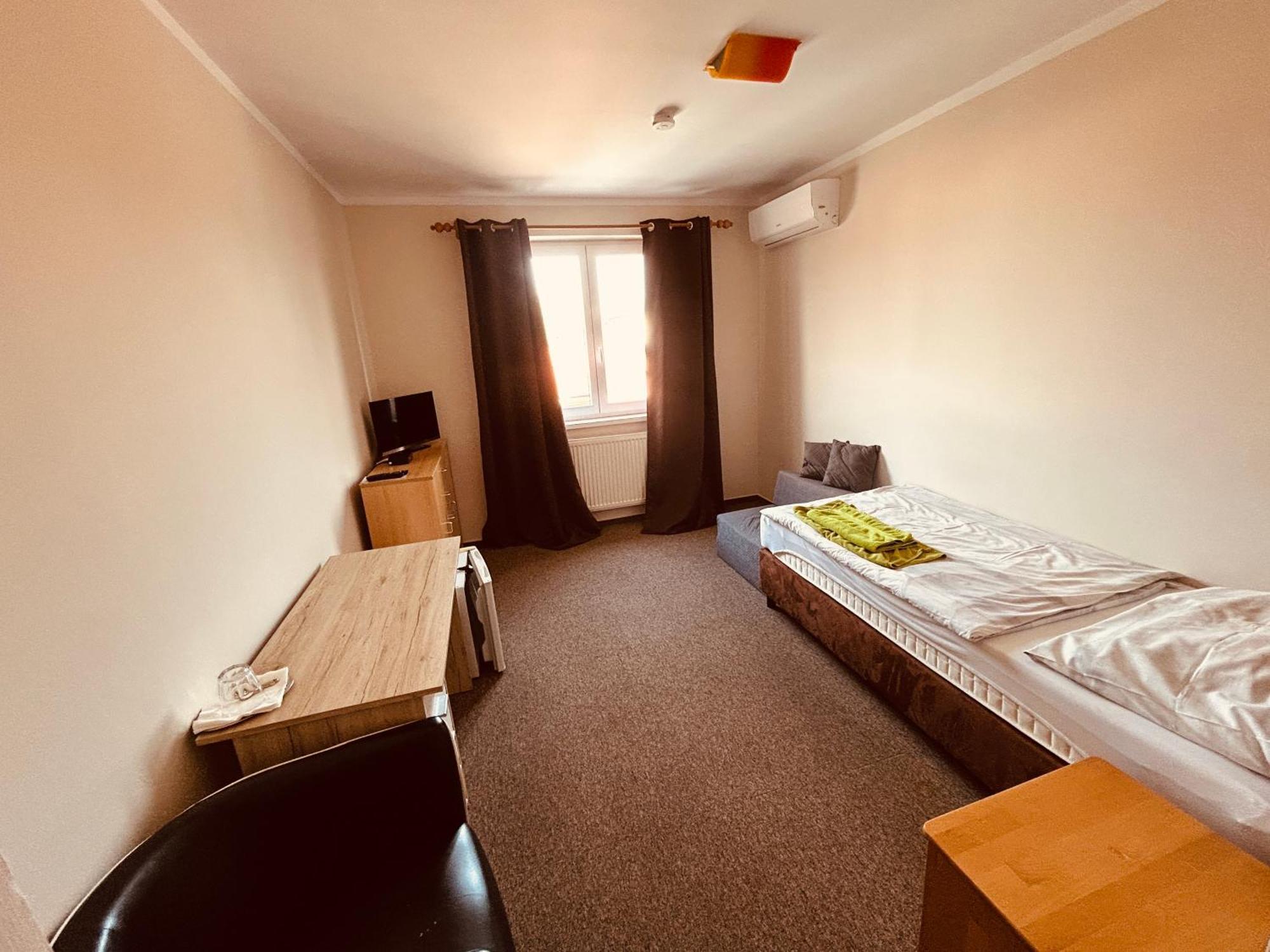 Rusovsky Penzion Bratislava Buitenkant foto