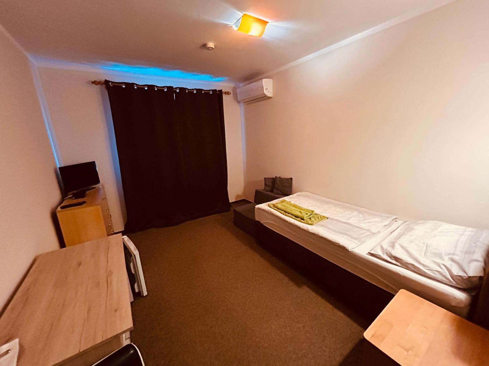 Rusovsky Penzion Bratislava Buitenkant foto